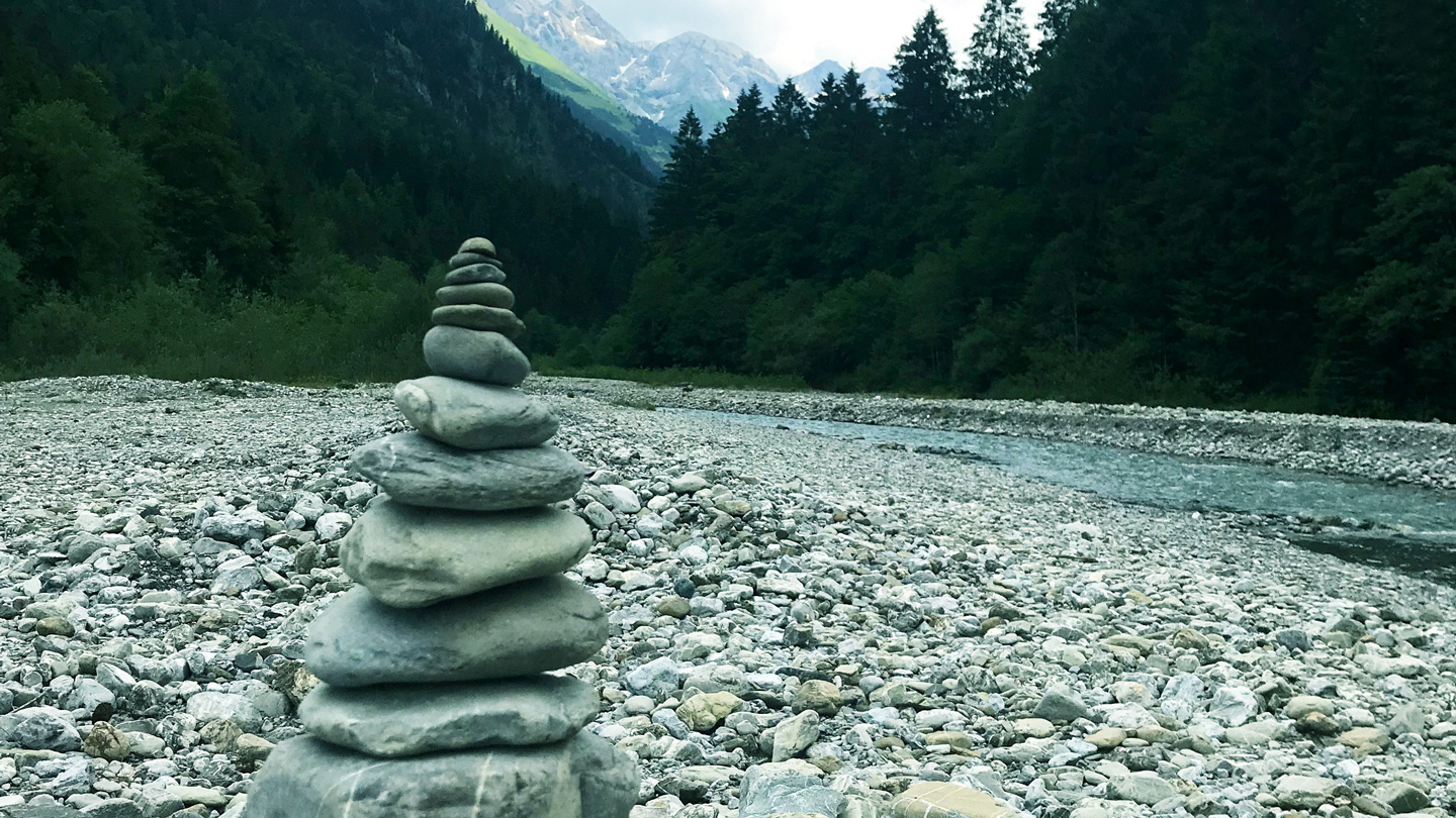 Steine am Fluss in den Alpen – Angebote